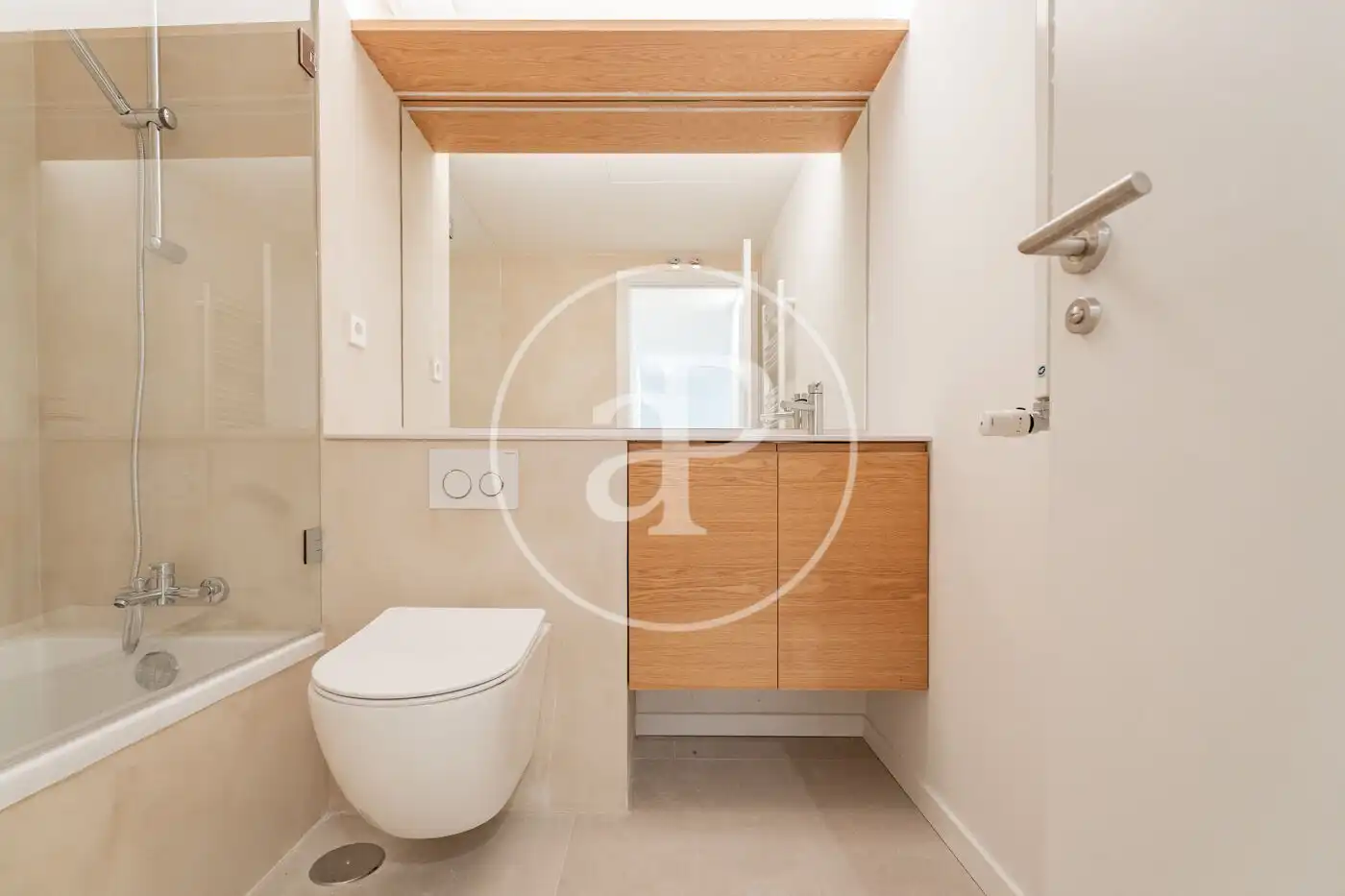 Baño de Piso en venta en Madrid con Aire acondicionado, Calefacción y Jardín privado