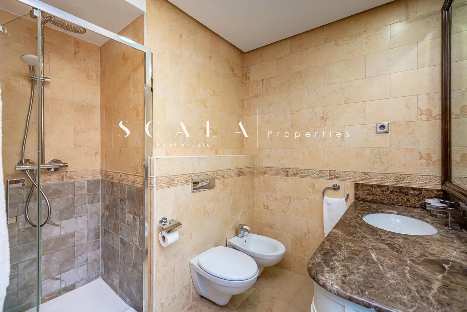 Badezimmer von Maisonette zur Miete in Madrid mit Klimaanlage, Heizung und Terrasse
