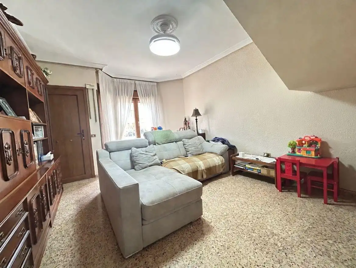Sala d'estar de Casa adosada en venda en Cintruénigo amb Calefacció, Jardí privat i Terrassa
