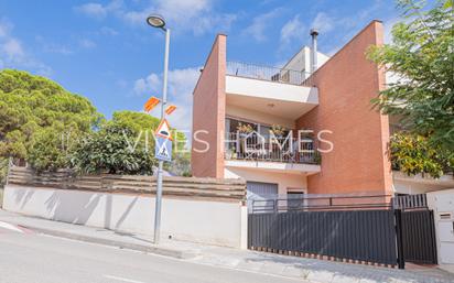 Vista exterior de Casa adosada en venda en Caldes d'Estrac amb Aire condicionat, Calefacció i Jardí privat