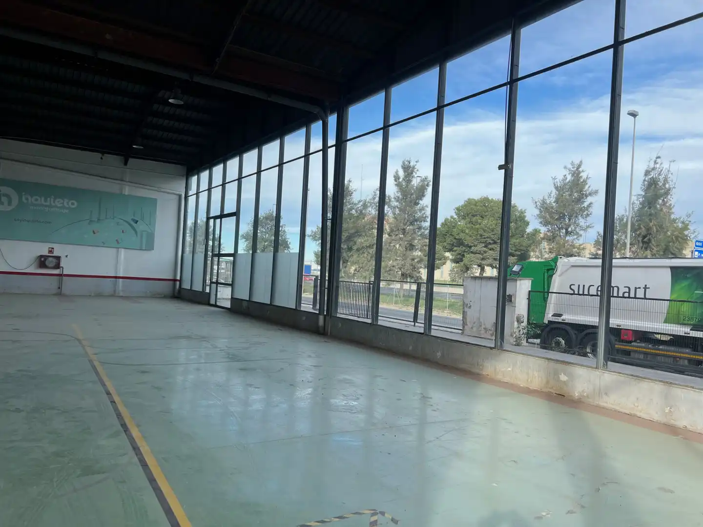 Vista exterior de Nau industrial de lloguer en Quart de Poblet amb Alarma