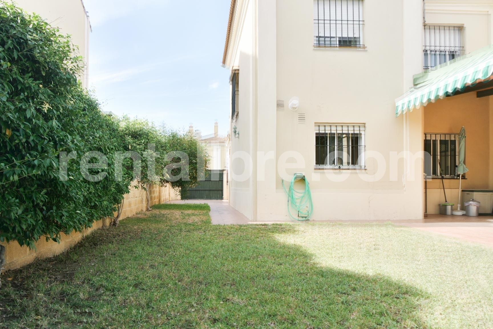 Vista exterior de Casa adosada en venta en Sanlúcar de Barrameda con Jardín privado y Terraza
