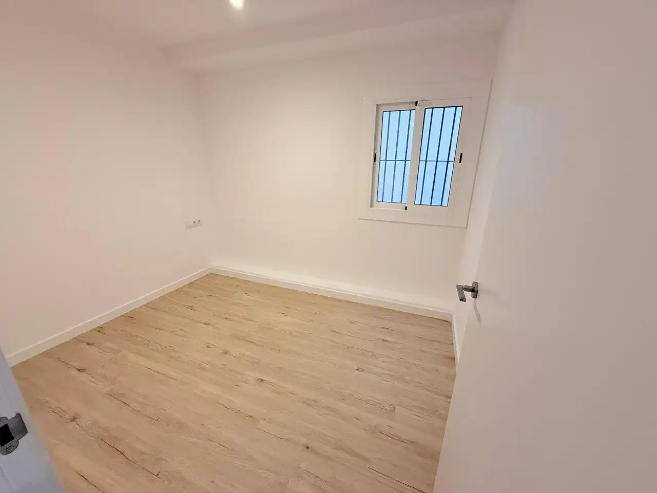 Wohnung zum Verkauf in Barcelona mit Klimaanlage, Terrasse und Ofen
