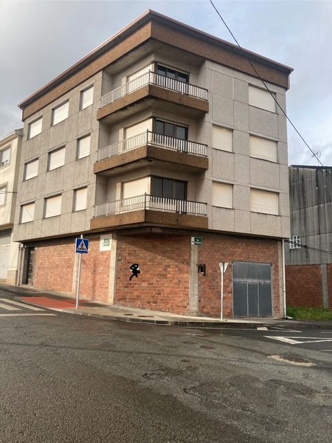 Vista exterior de Edifici en venda en Carballo