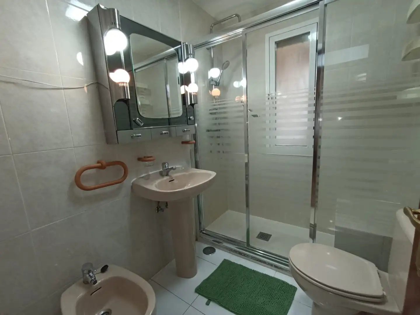 Room in Carretera de Torrelodones, 30, Casa Amarilla