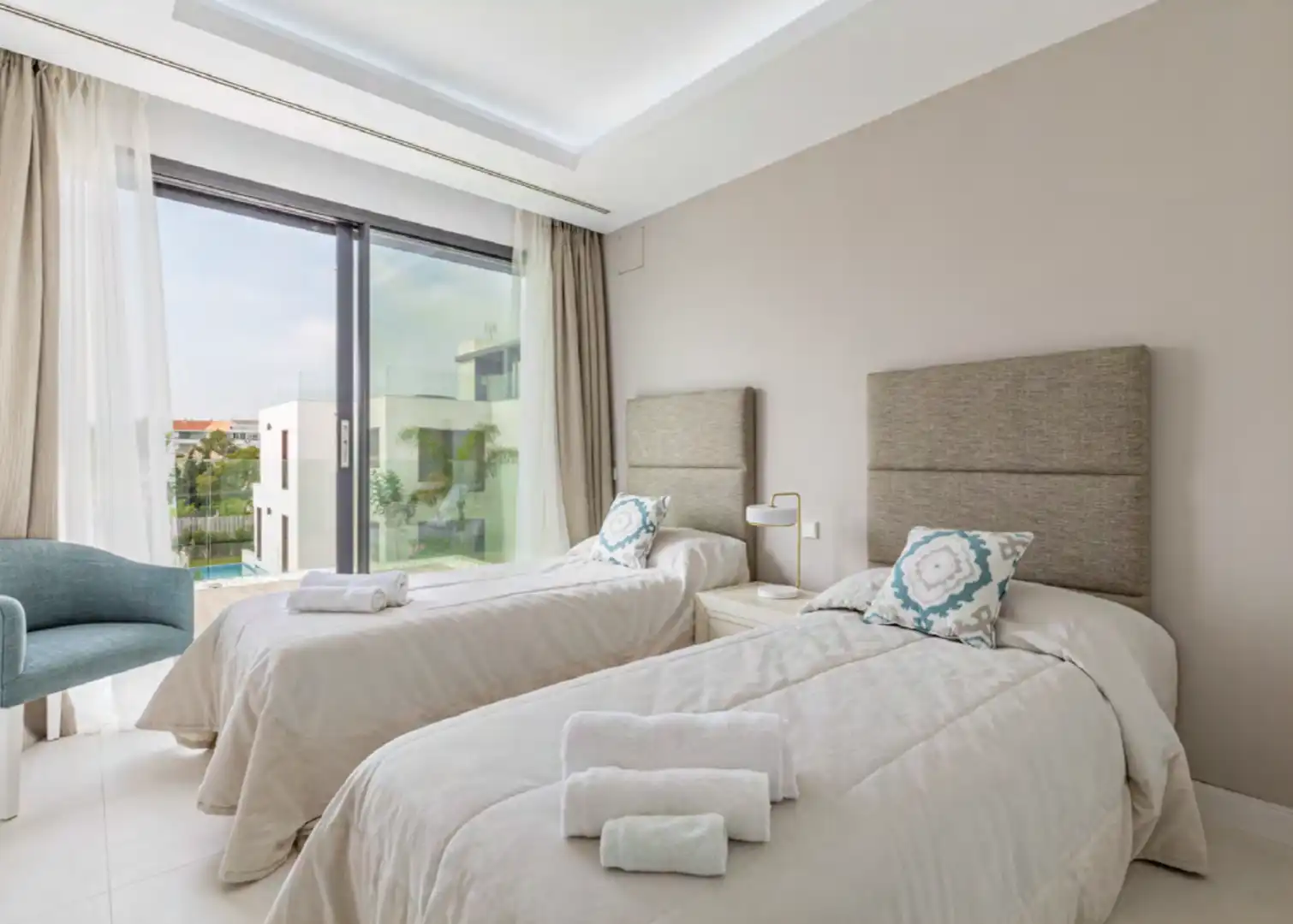 Dormitori de Casa o xalet de lloguer en Marbella amb Aire condicionat, Jardí privat i Terrassa