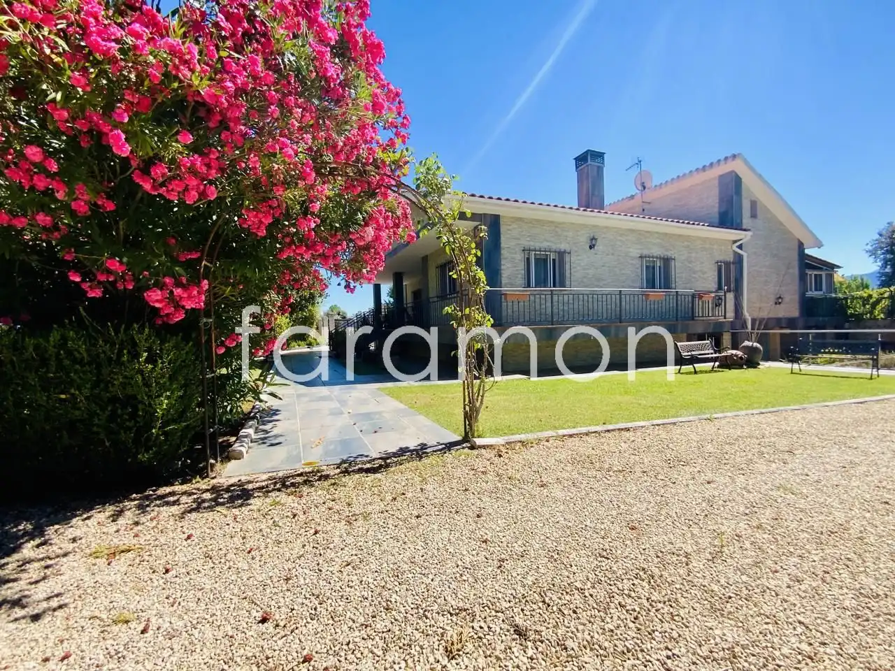 Vista exterior de Casa o chalet en venta en Carracedelo con Calefacción, Jardín privado y Terraza