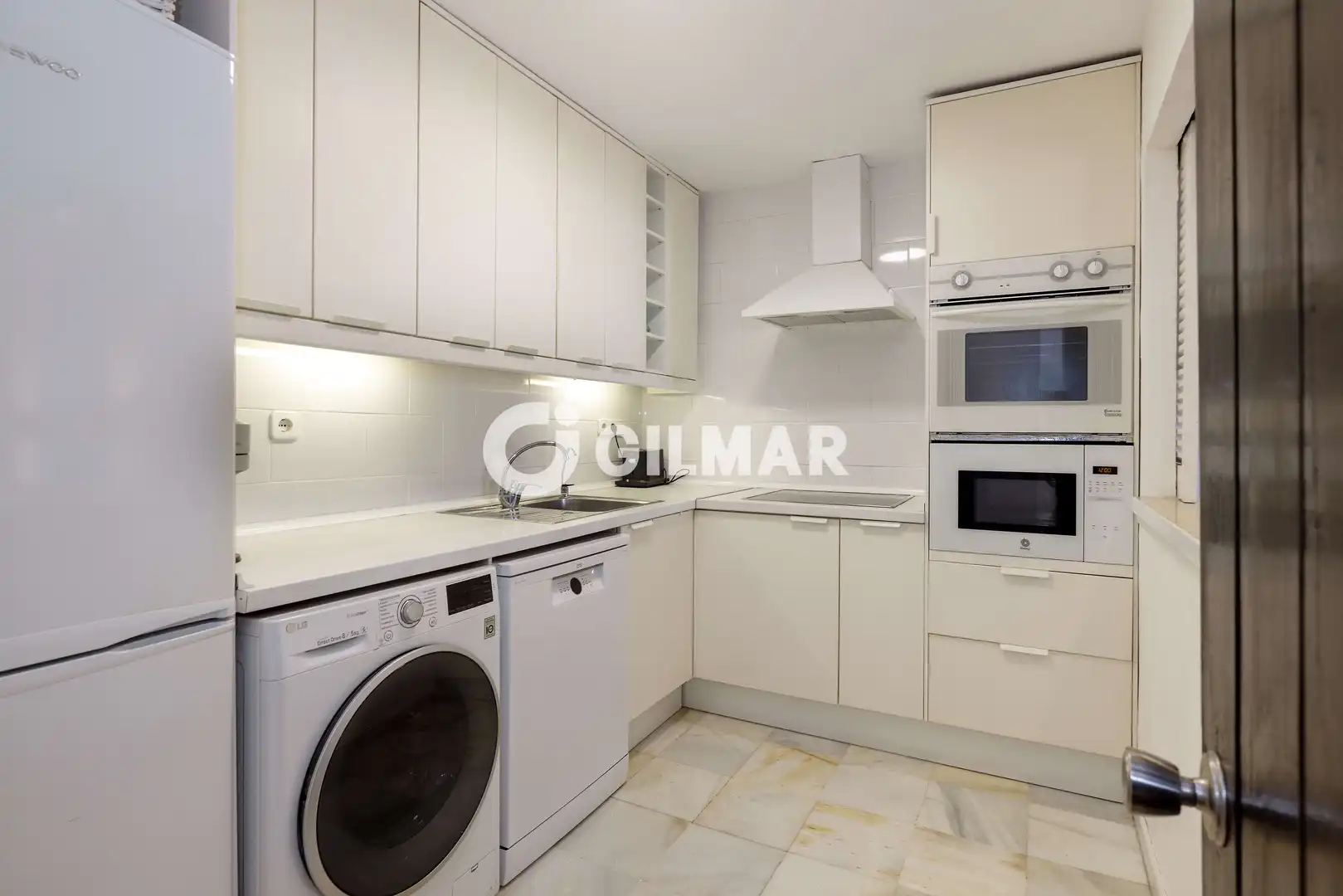 Flat with terrace for sale in Nueva Andalucía, imagen 16