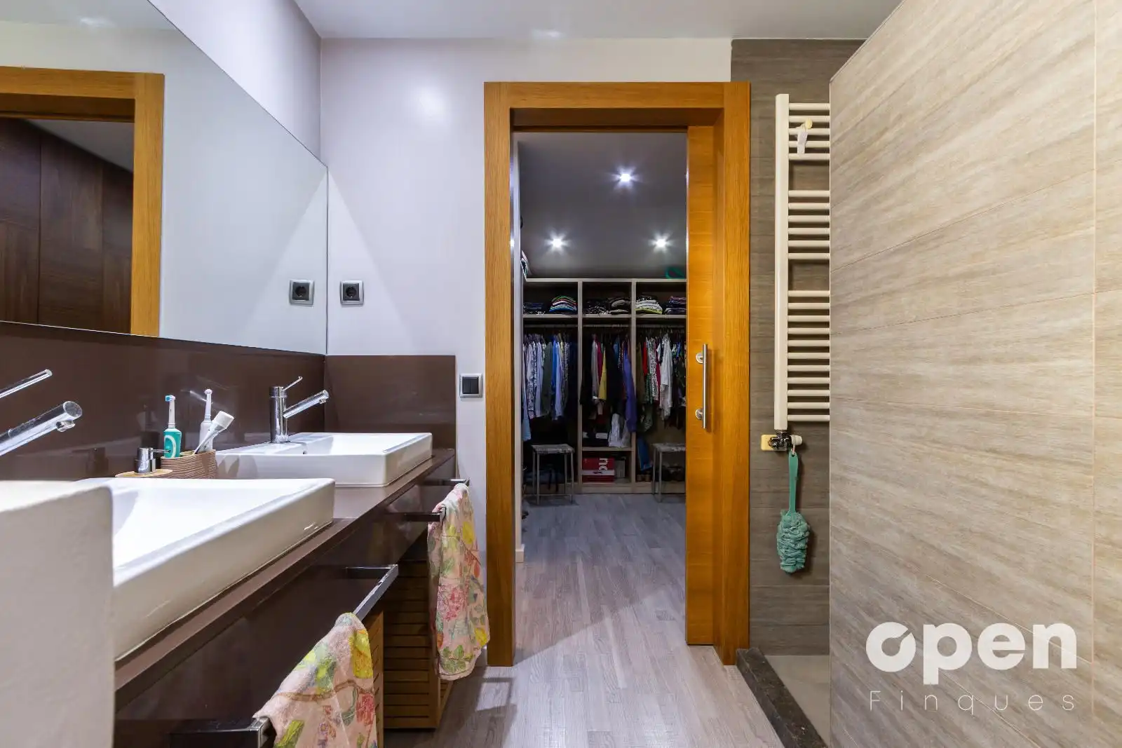 Badezimmer von Einfamilien-Reihenhaus zum Verkauf in Terrassa mit Klimaanlage, Heizung und Terrasse