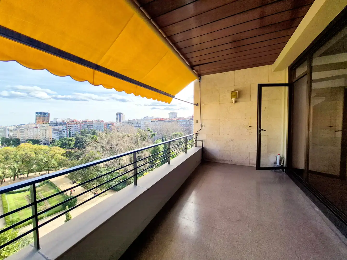 Außenansicht von Wohnung zur Miete in Barcelona mit Klimaanlage, Heizung und Parkett