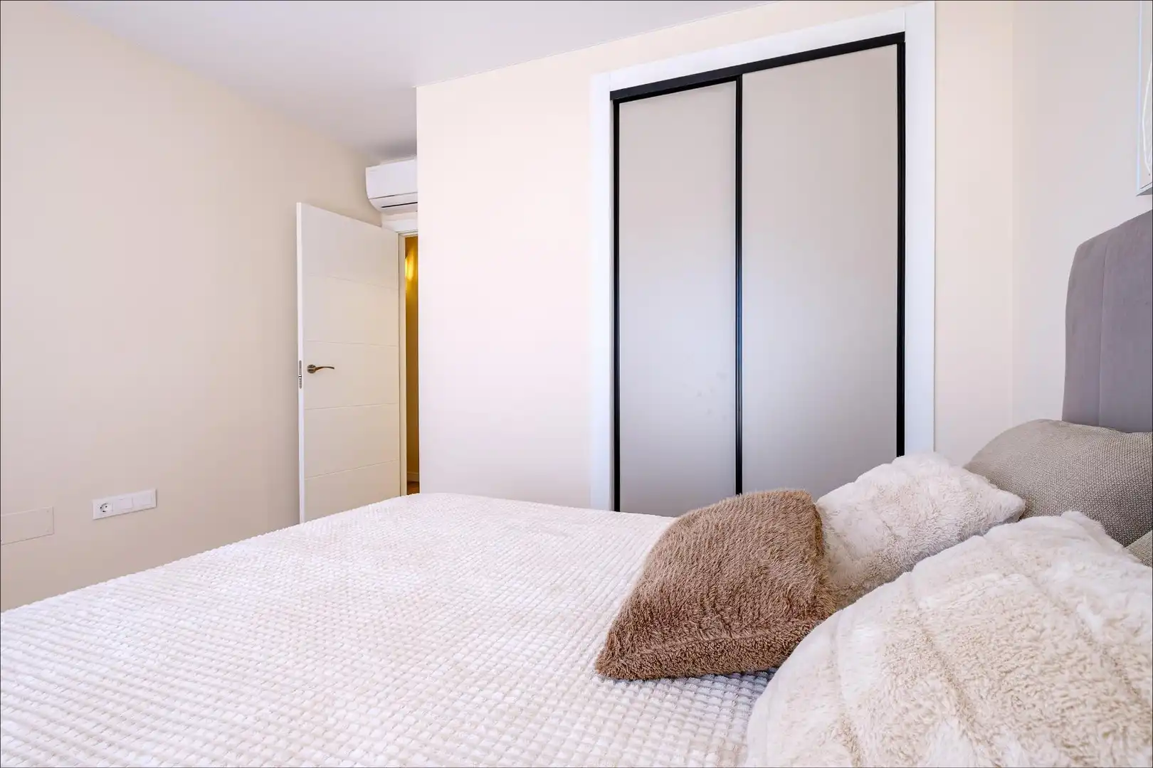 Habitación de Casa adosada en venta en Orihuela con Aire acondicionado, Calefacción y Jardín privado