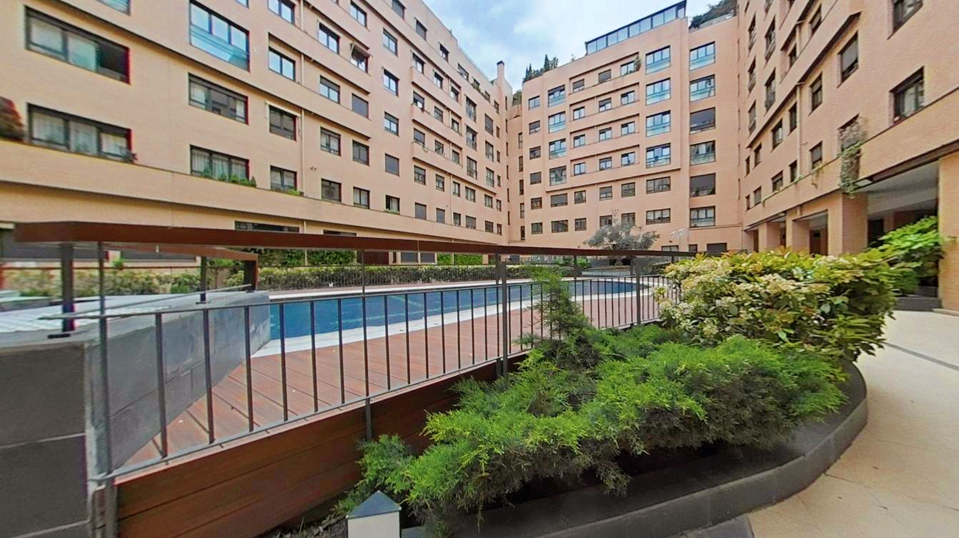 Piscina de Estudi en venda en  Madrid Capital amb Calefacció, Jardí privat i Traster
