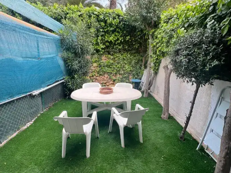 Terrasse von Einfamilien-Reihenhaus zur Miete in Benidorm mit Klimaanlage, Privatgarten und Schwimmbad