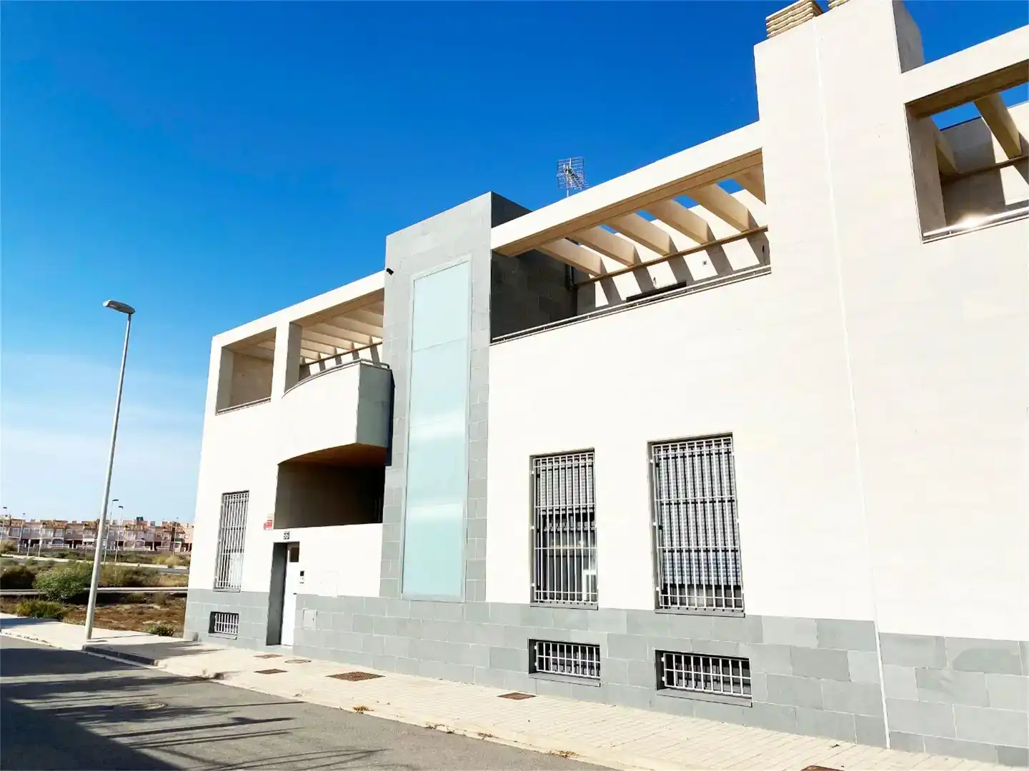 Vista exterior de Dúplex en venda en  Almería Capital amb Aire condicionat