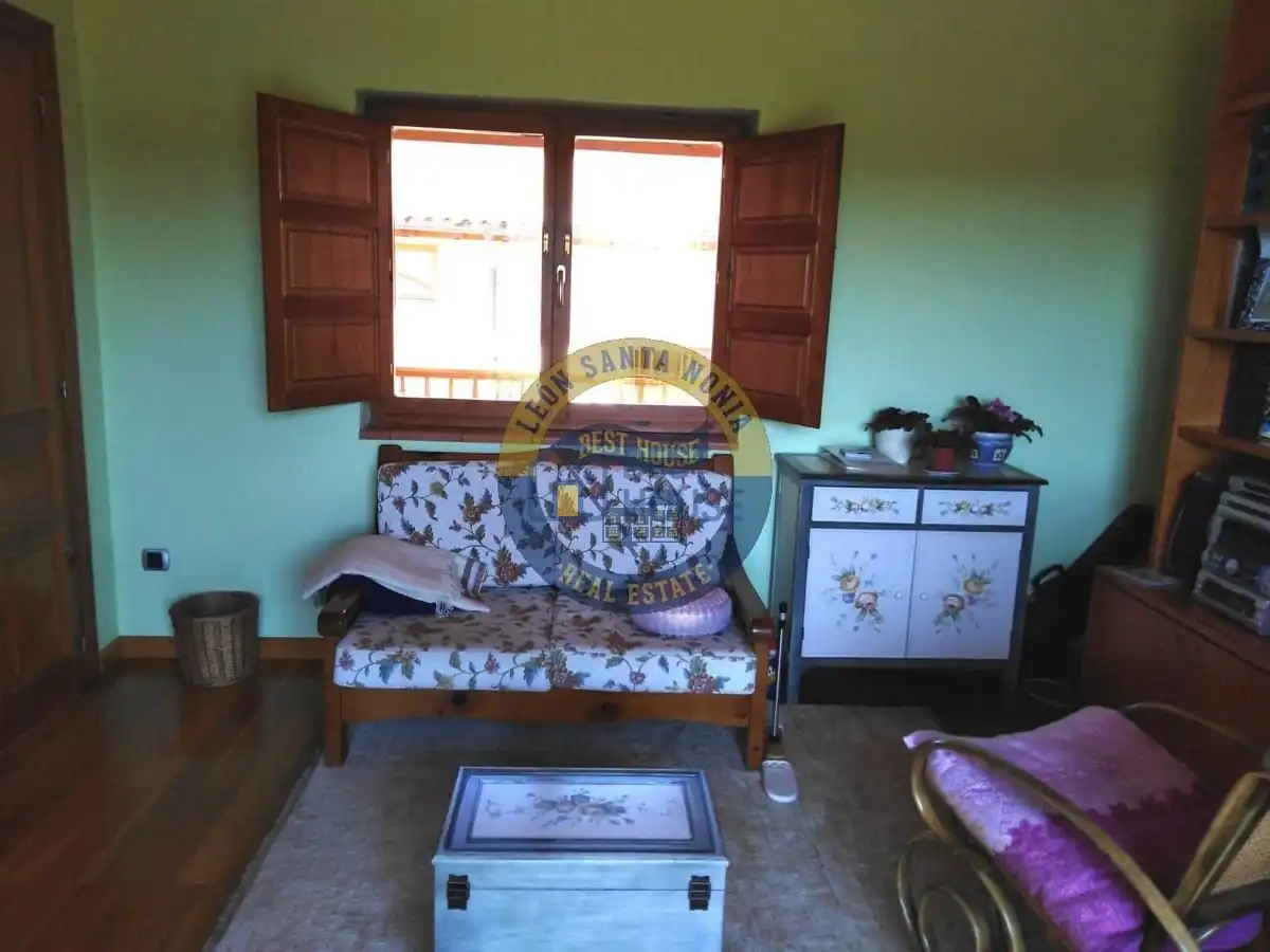 Sala de estar de Casa o chalet en venta en Villaquilambre con Calefacción, Jardín privado y Parquet
