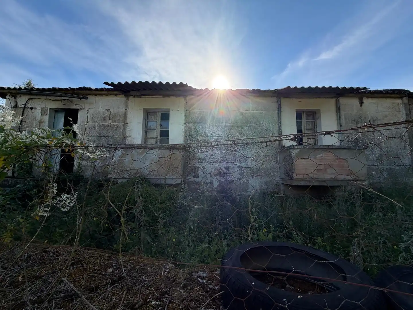 Außenansicht von Einfamilien-Reihenhaus zum Verkauf in San Cristovo de Cea mit Privatgarten und Balkon