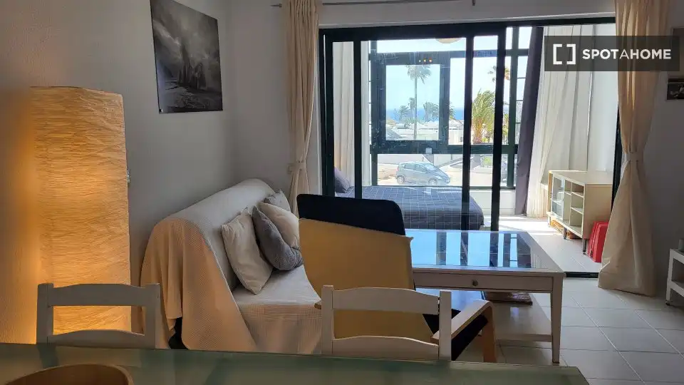 Sala de estar de Apartamento para compartir en Teguise con Aire acondicionado, Terraza y Amueblado