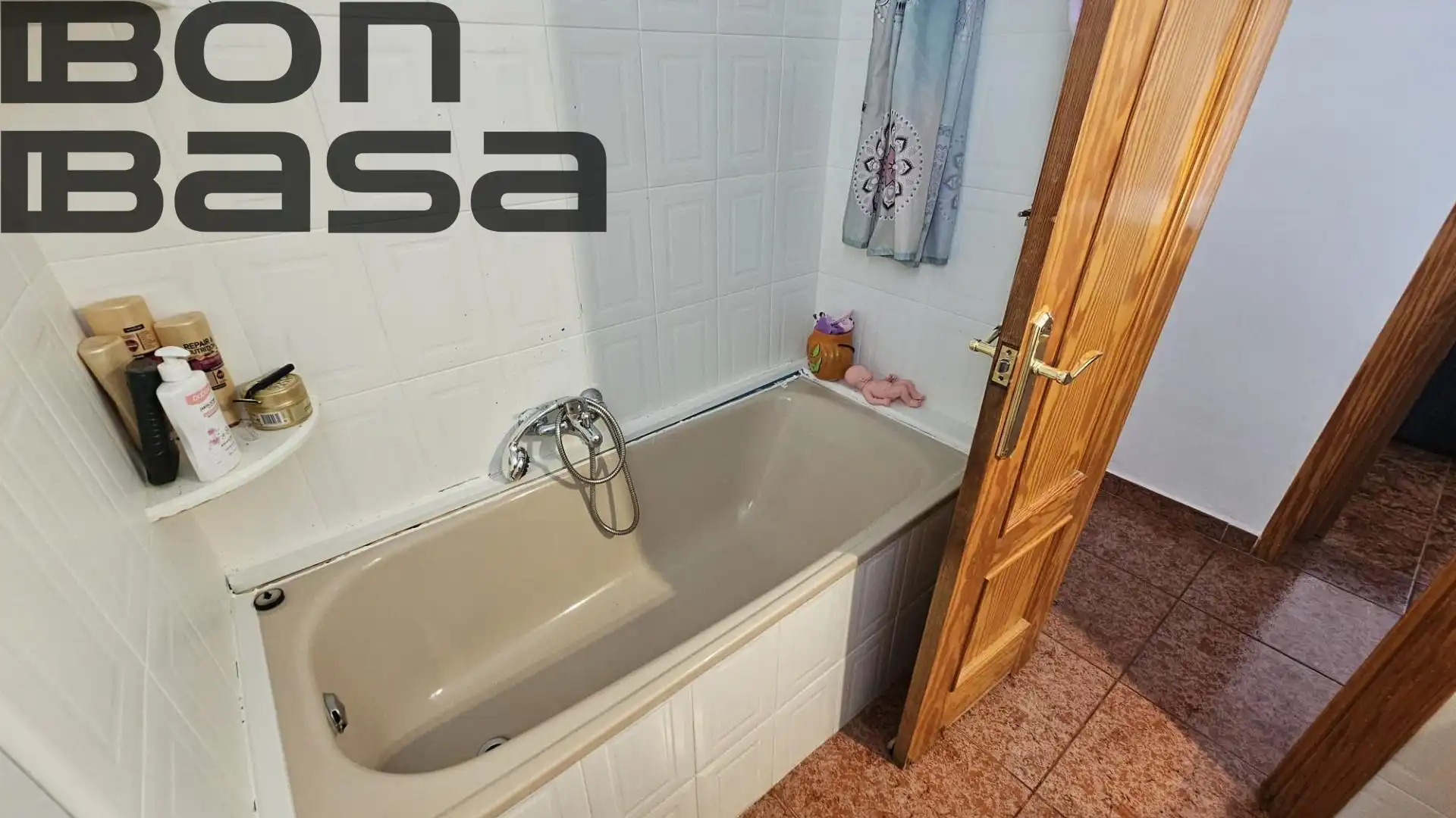 Badezimmer von Wohnung zum Verkauf in Alicante / Alacant mit Klimaanlage und Balkon