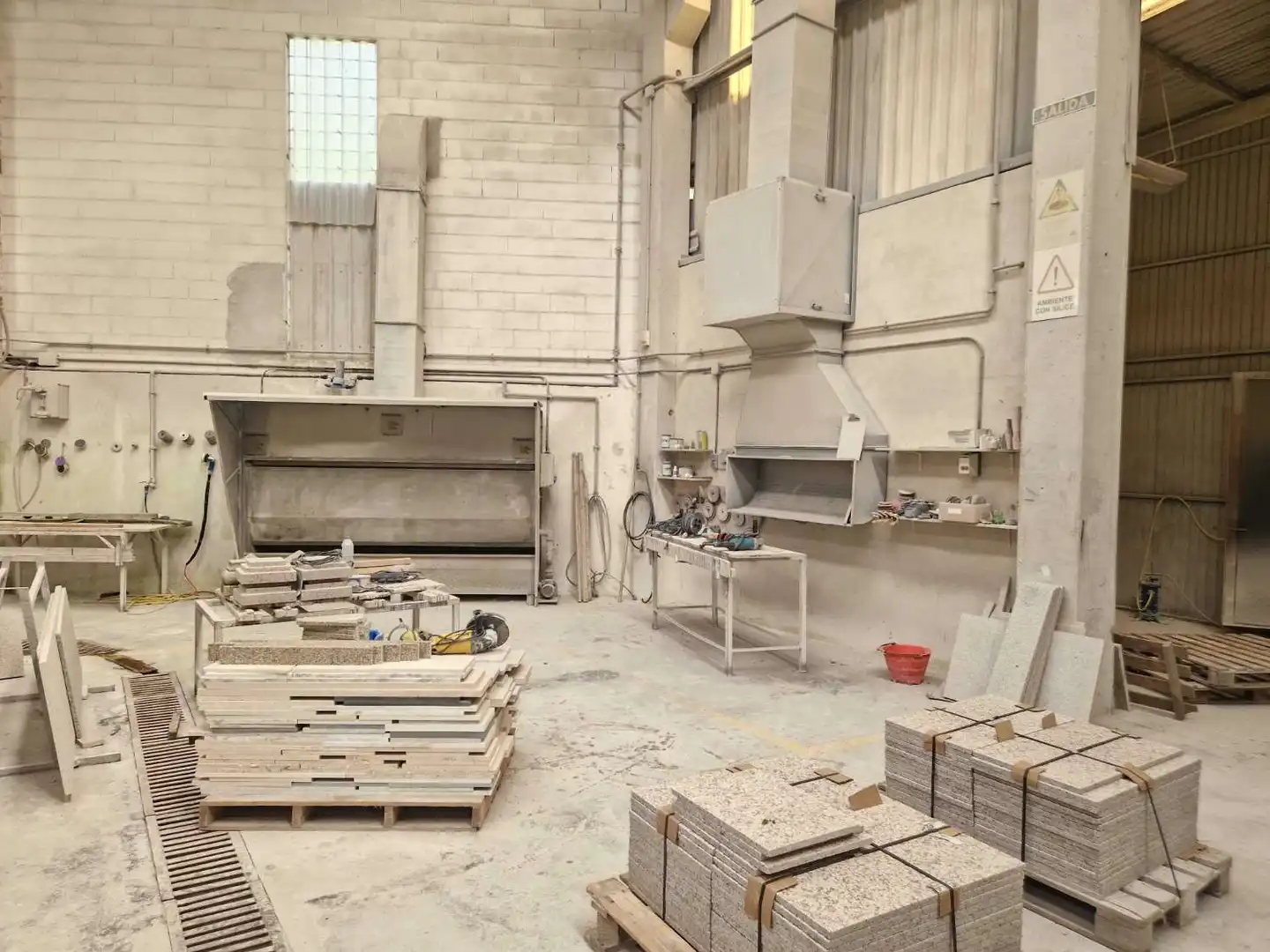 Industrial buildings for rent in Noia