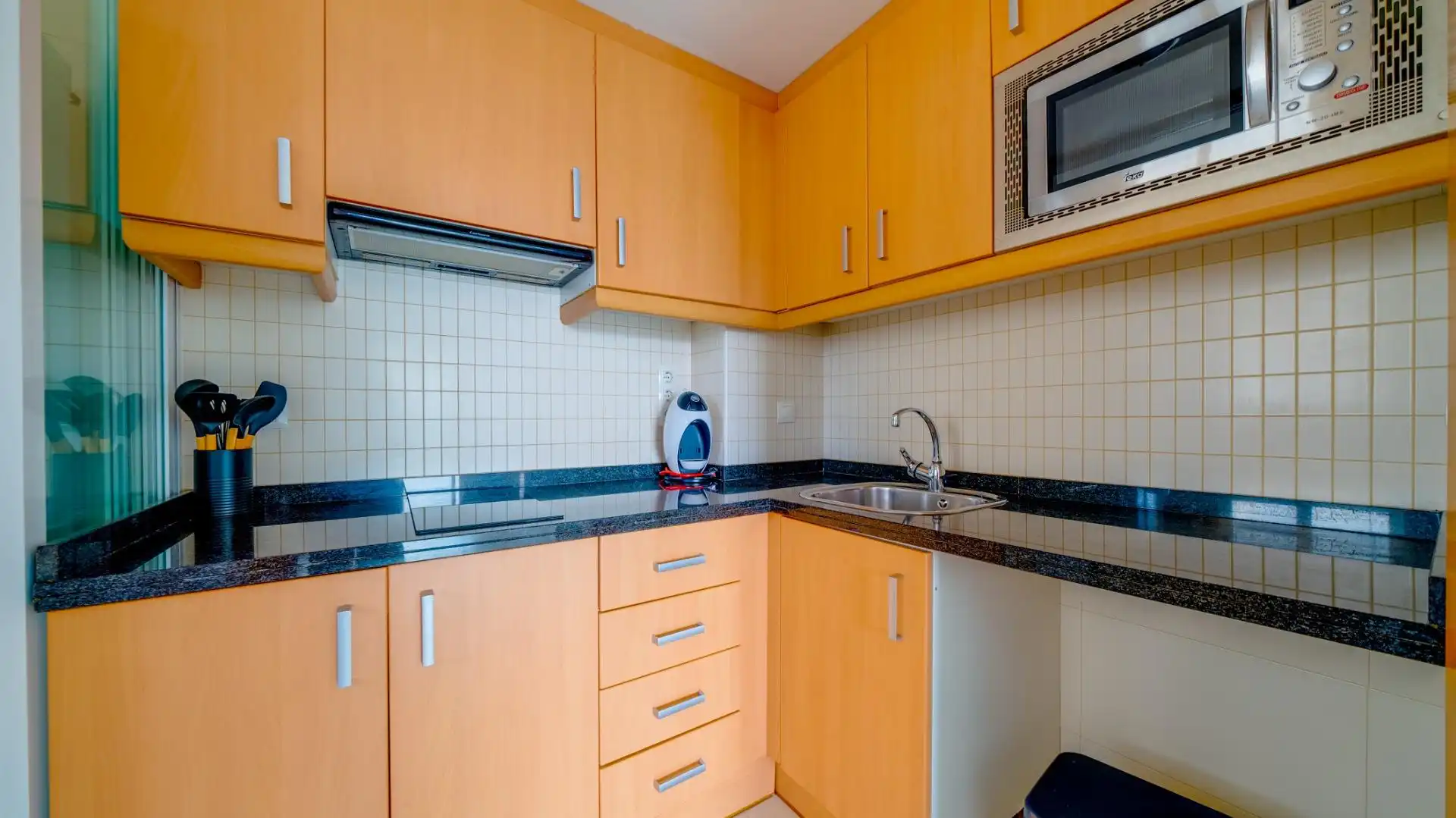 Cocina de Apartamento de alquiler en Benidorm con Aire acondicionado, Calefacción y Jardín privado