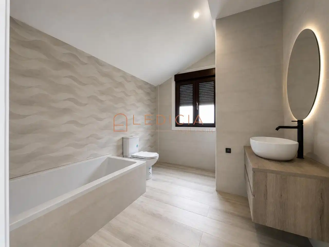 Bany de Casa o xalet en venda en Pontevedra Capital  amb Calefacció, Jardí privat i Terrassa
