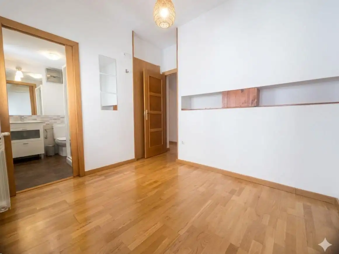 Schlafzimmer von Dachboden zur Miete in Madrid mit Klimaanlage, Heizung und Terrasse