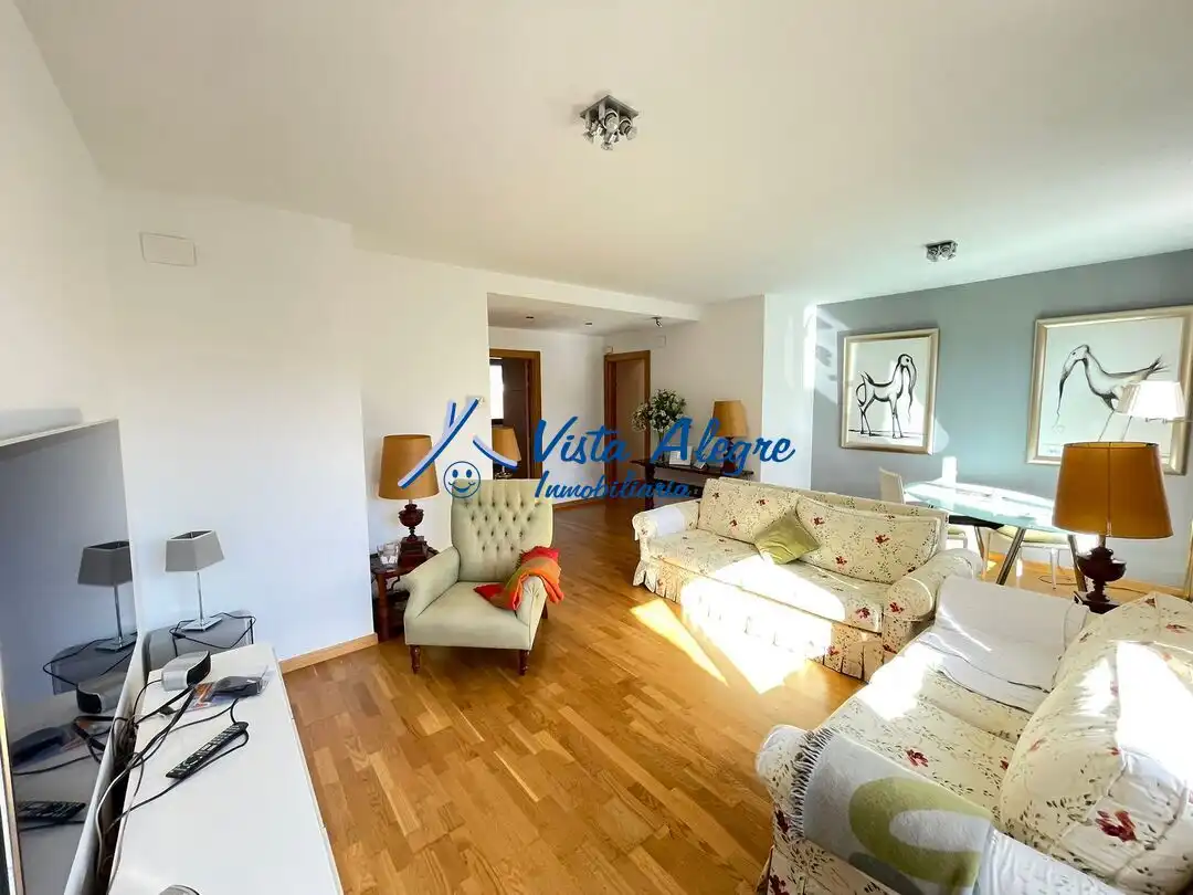 Sala de estar de Ático en venta en Haro con Calefacción, Parquet y Terraza