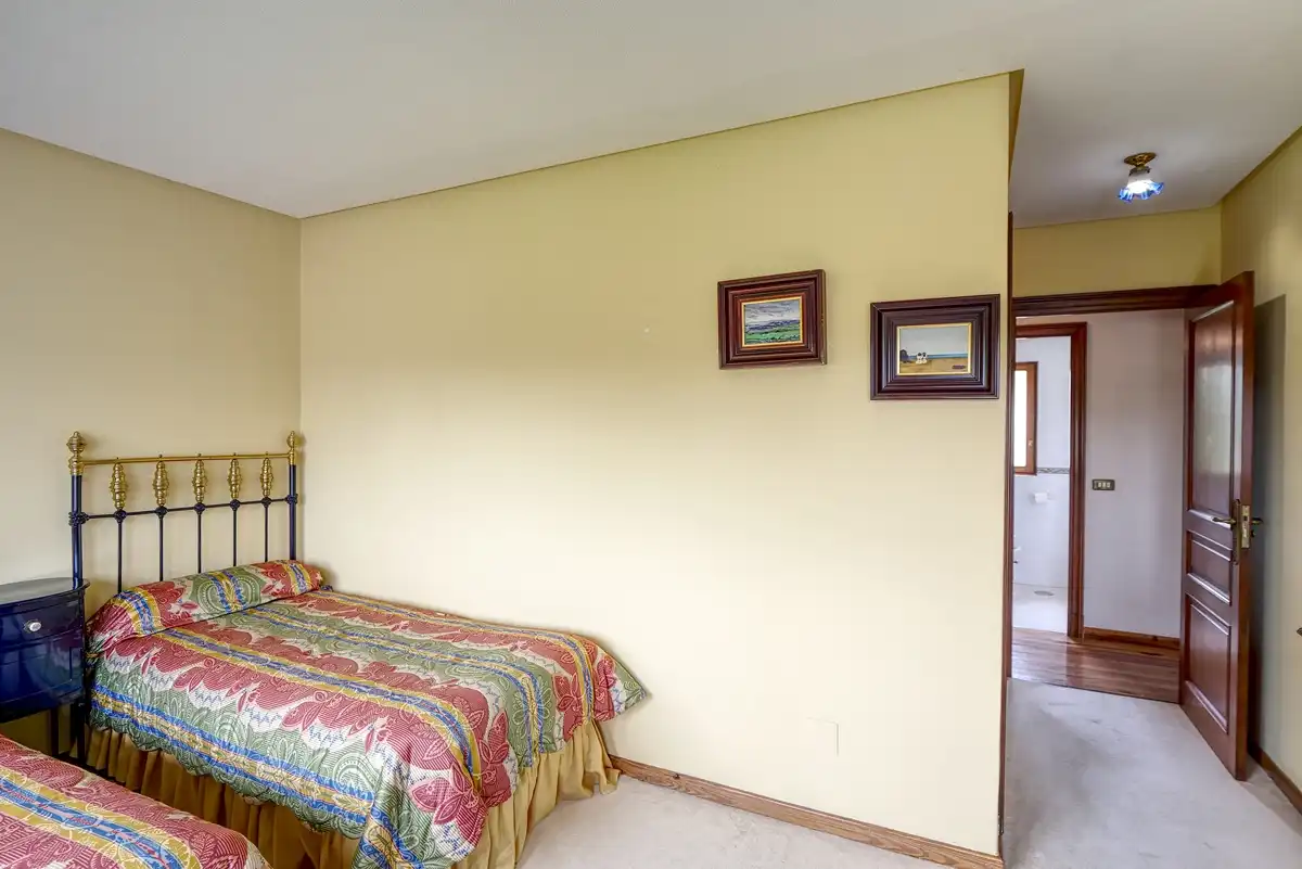 Dormitori de Casa o xalet en venda en Sada (A Coruña) amb Calefacció, Jardí privat i Parquet