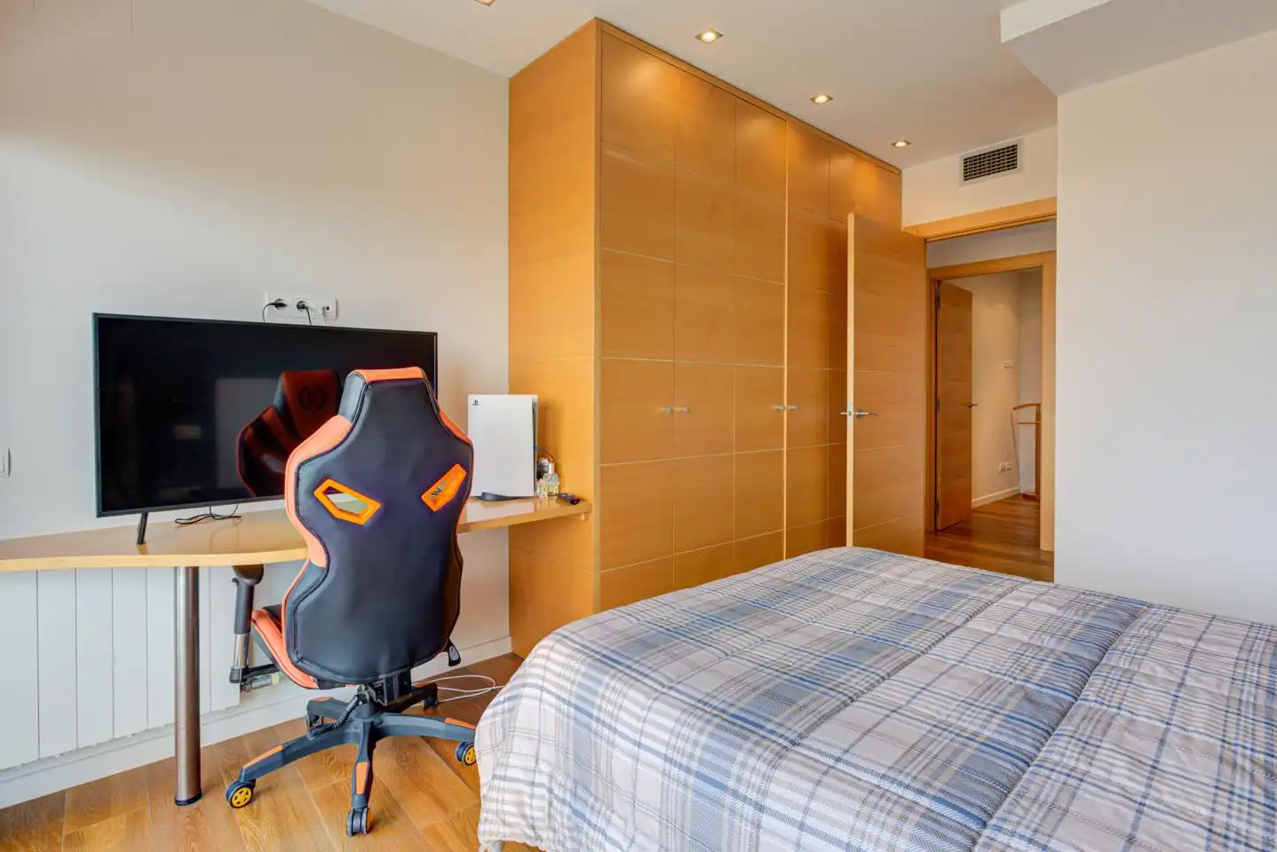 Schlafzimmer von Haus oder Chalet zum Verkauf in Castelldefels mit Klimaanlage, Heizung und Privatgarten