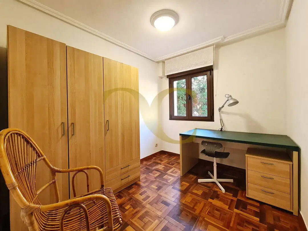 Habitación de Piso en venta en Oviedo  con Calefacción, Trastero y Amueblado