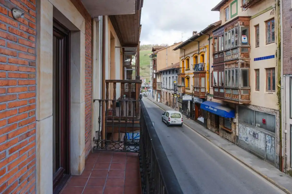 Vista exterior de Piso en venta en Cabezón de la Sal con Calefacción y Balcón