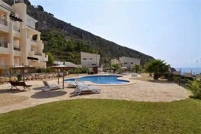 Piscina de Apartament en venda en Calpe / Calp amb Aire condicionat, Calefacció i Jardí privat