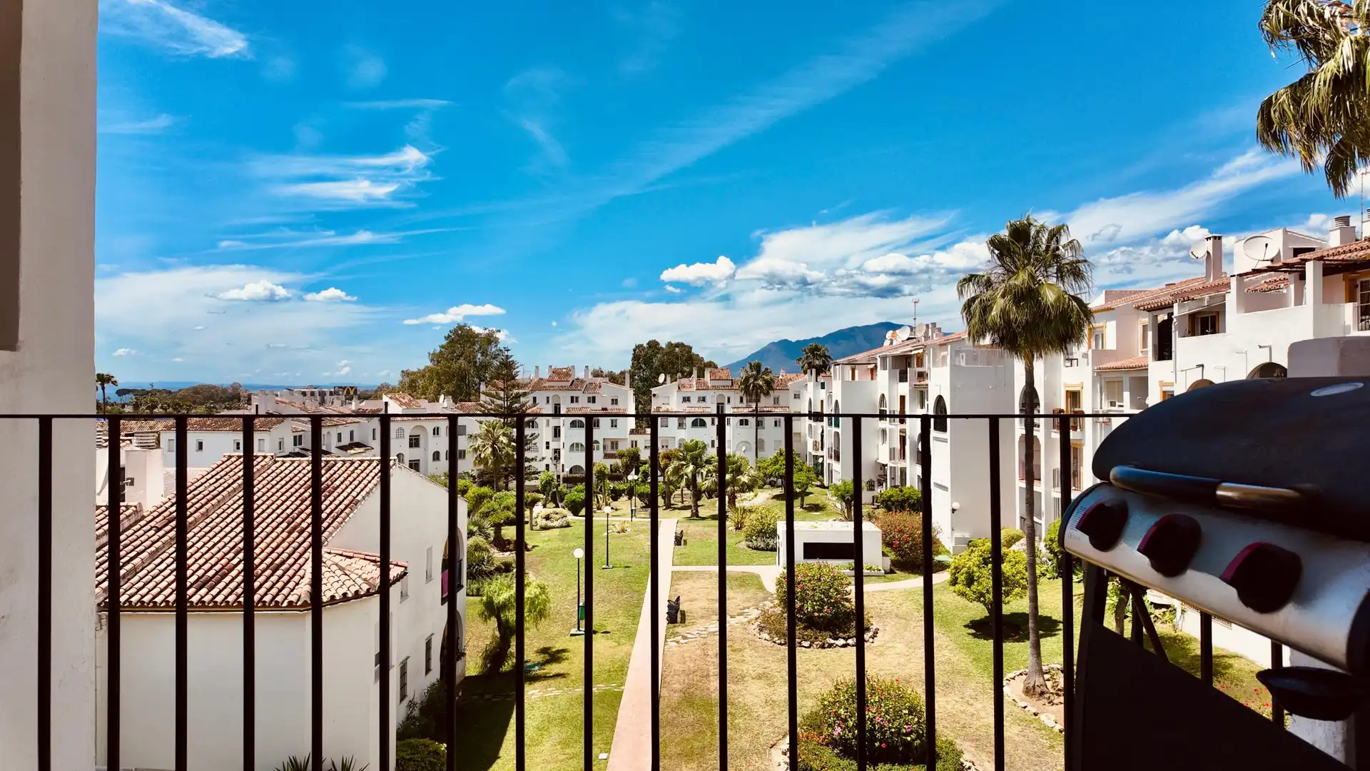Vista exterior de Àtic en venda en Estepona amb Jardí privat i Piscina comunitària