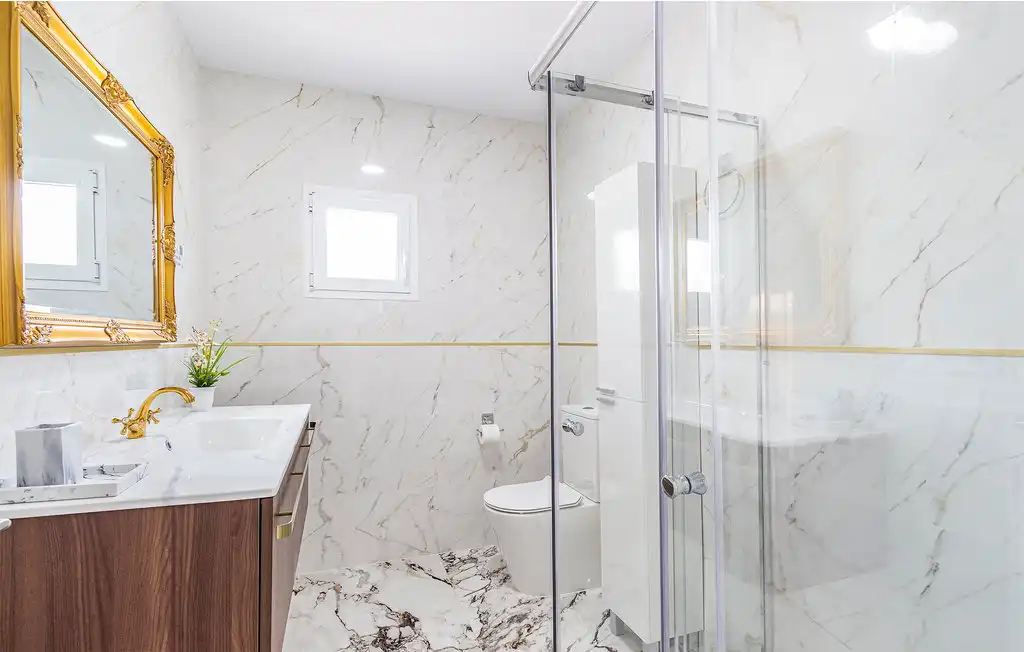 Bany de Casa o xalet en venda en Vélez-Málaga amb Aire condicionat, Jardí privat i Terrassa