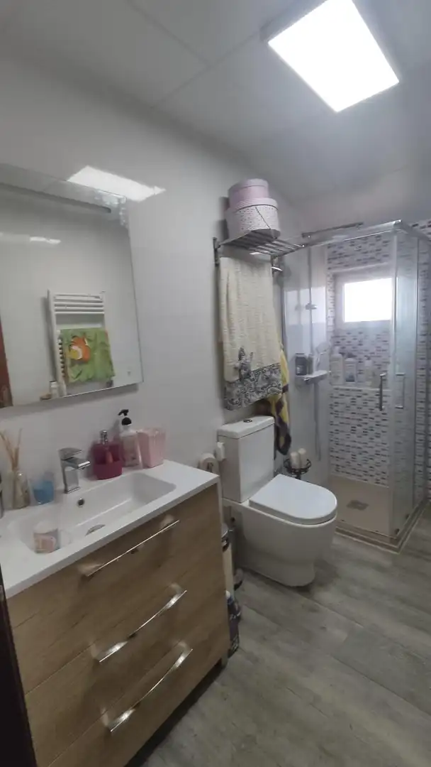 Baño de Casa adosada en venta en Caudete de las Fuentes con Calefacción, Jardín privado y Terraza