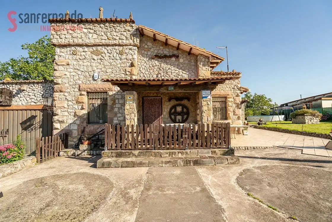 Außenansicht von Haus oder Chalet zum Verkauf in Torrelavega  mit Heizung, Privatgarten und Terrasse