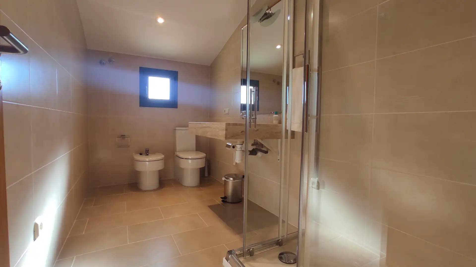 Badezimmer von Country house zum Verkauf in Roda de Berà mit Klimaanlage, Heizung und Privatgarten