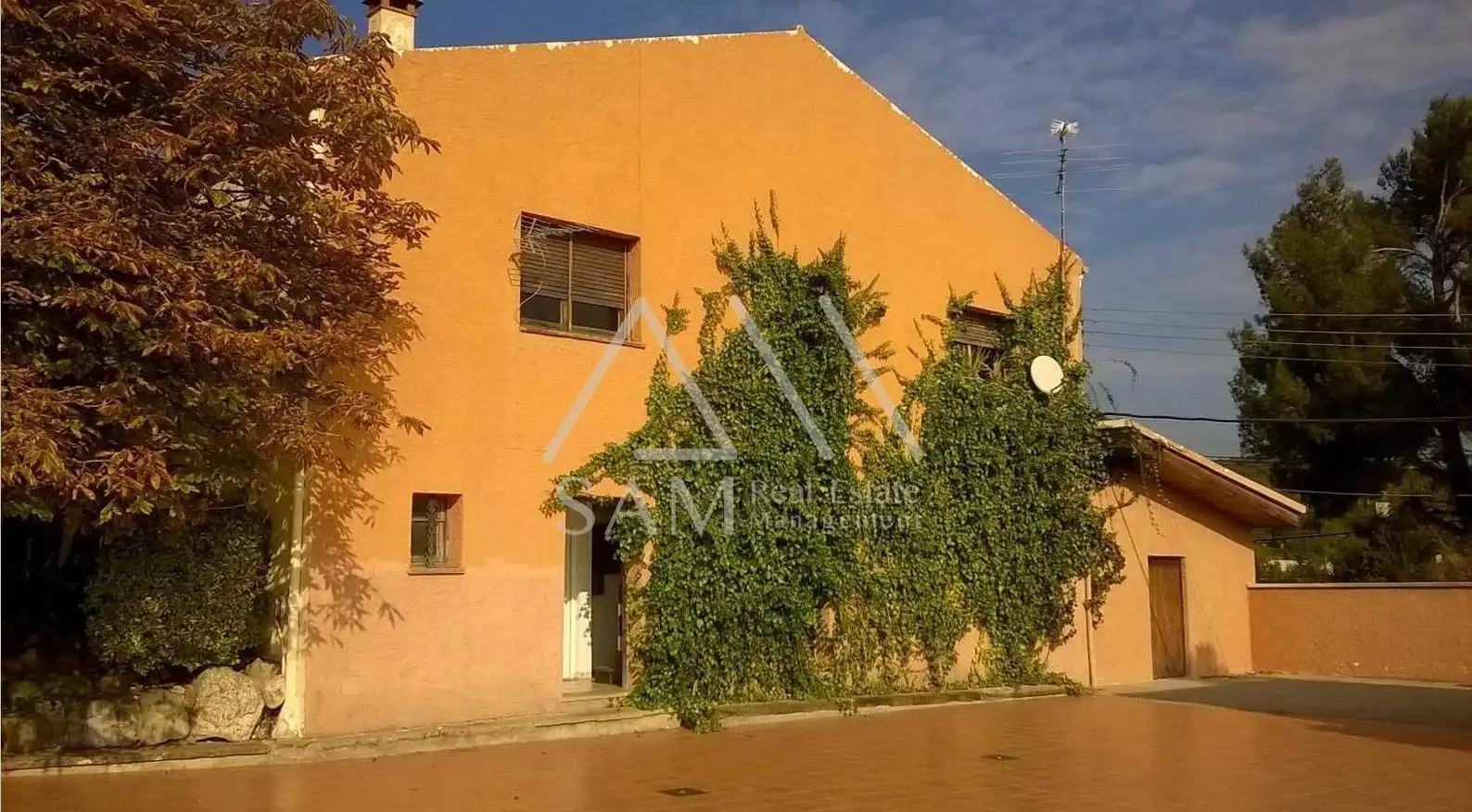 Vista exterior de Edifici en venda en Castellar del Vallès