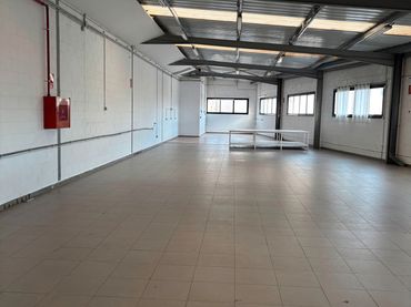 Industrial building with lift for sale in Carrer Josep Calvet