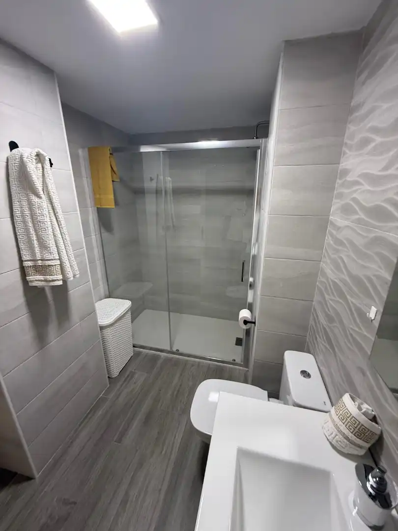 Bany de Apartament de lloguer en Fuengirola amb Aire condicionat, Calefacció i Jardí privat