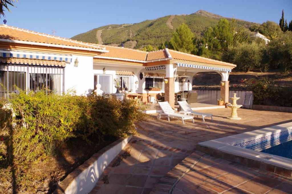 Vista exterior de Finca rústica en venta en Alcaucín con Aire acondicionado, Jardín privado y Terraza