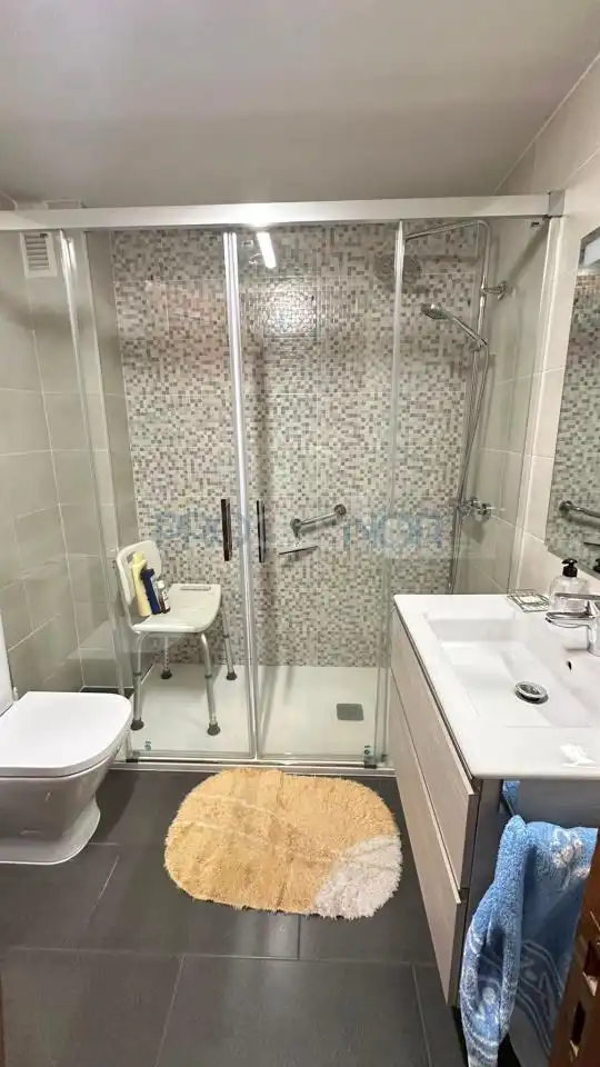Baño de Piso en venta en León Capital  con Calefacción y Trastero