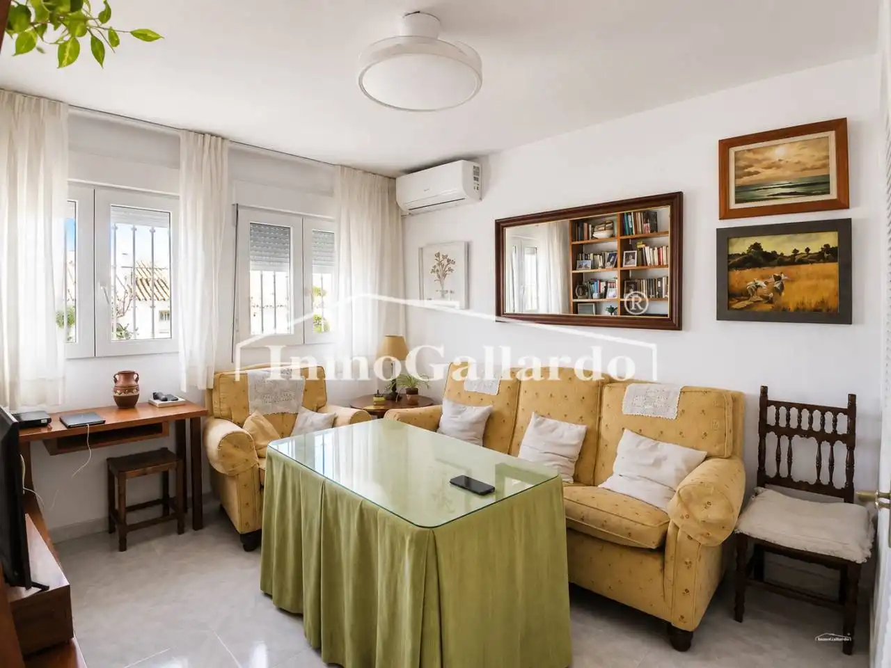 Sala d'estar de Casa adosada en venda en Málaga amb Aire condicionat, Jardí privat i Terrassa
