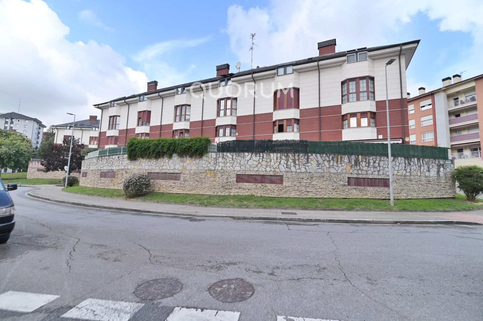 Exterior view of Duplex for sale in Galdakao  with Heating, Terrace and Balcony