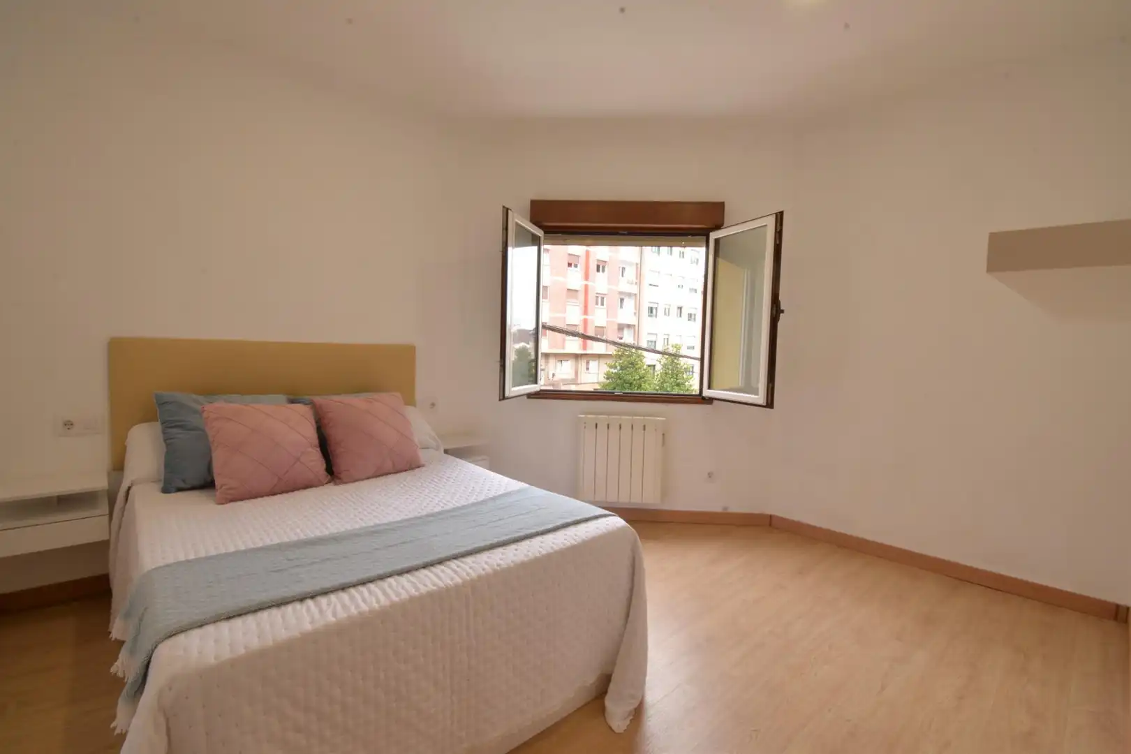 Bedroom of Flat for sale in Oviedo 