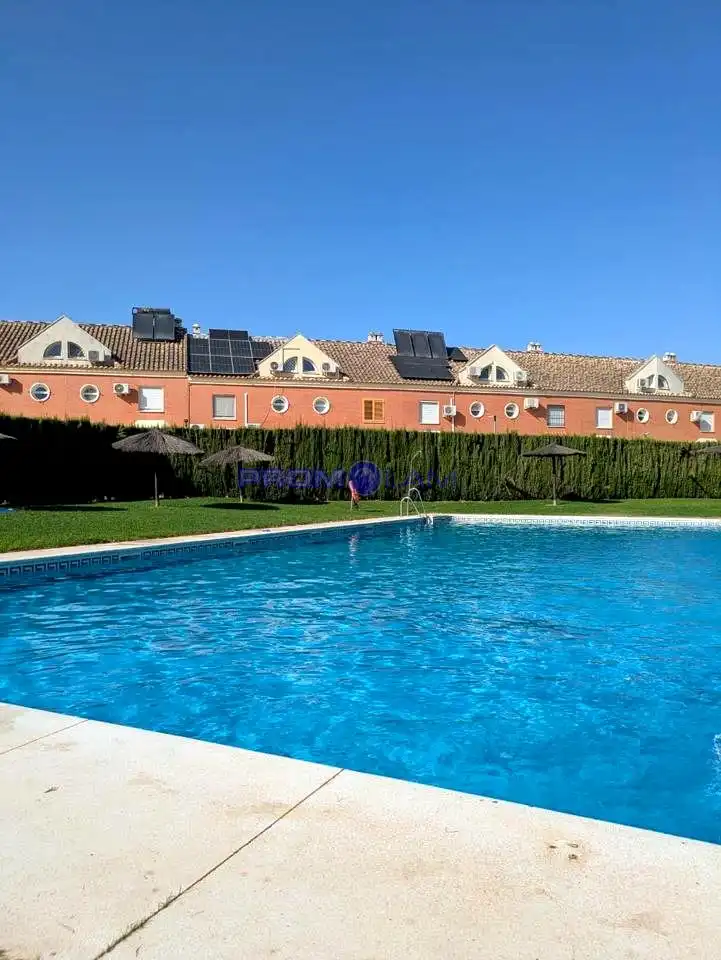 Piscina de Casa o xalet en venda en Coria del Río amb Aire condicionat, Terrassa i Piscina