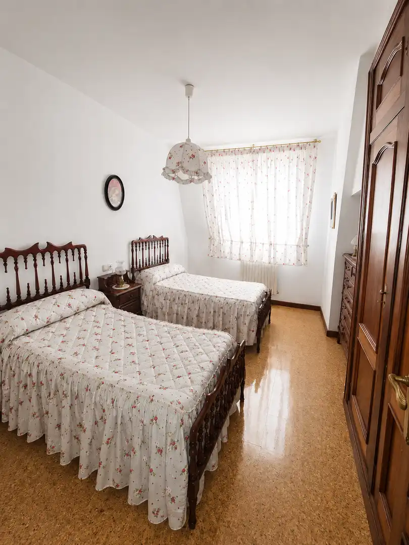 Bedroom of Houses for sale in Chozas de Abajo  with Heating and Swimming Pool