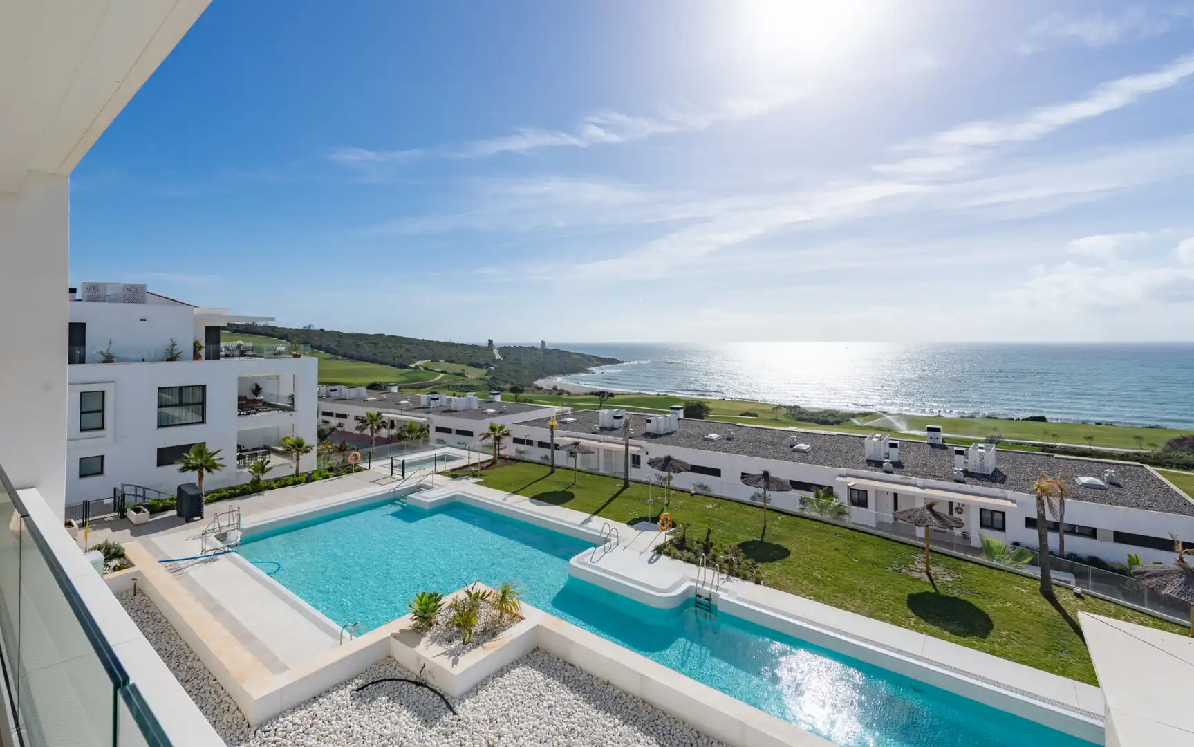 Schwimmbecken von Wohnungen zum Verkauf in La Alcaidesa mit Klimaanlage, Terrasse und Abstellraum