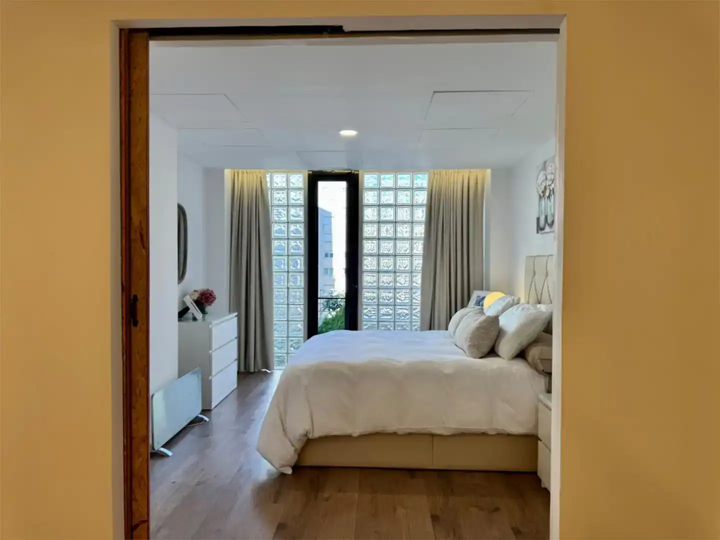 Bedroom of Flat for rent in Vigo   with Parquet flooring, Storage room and Furnished