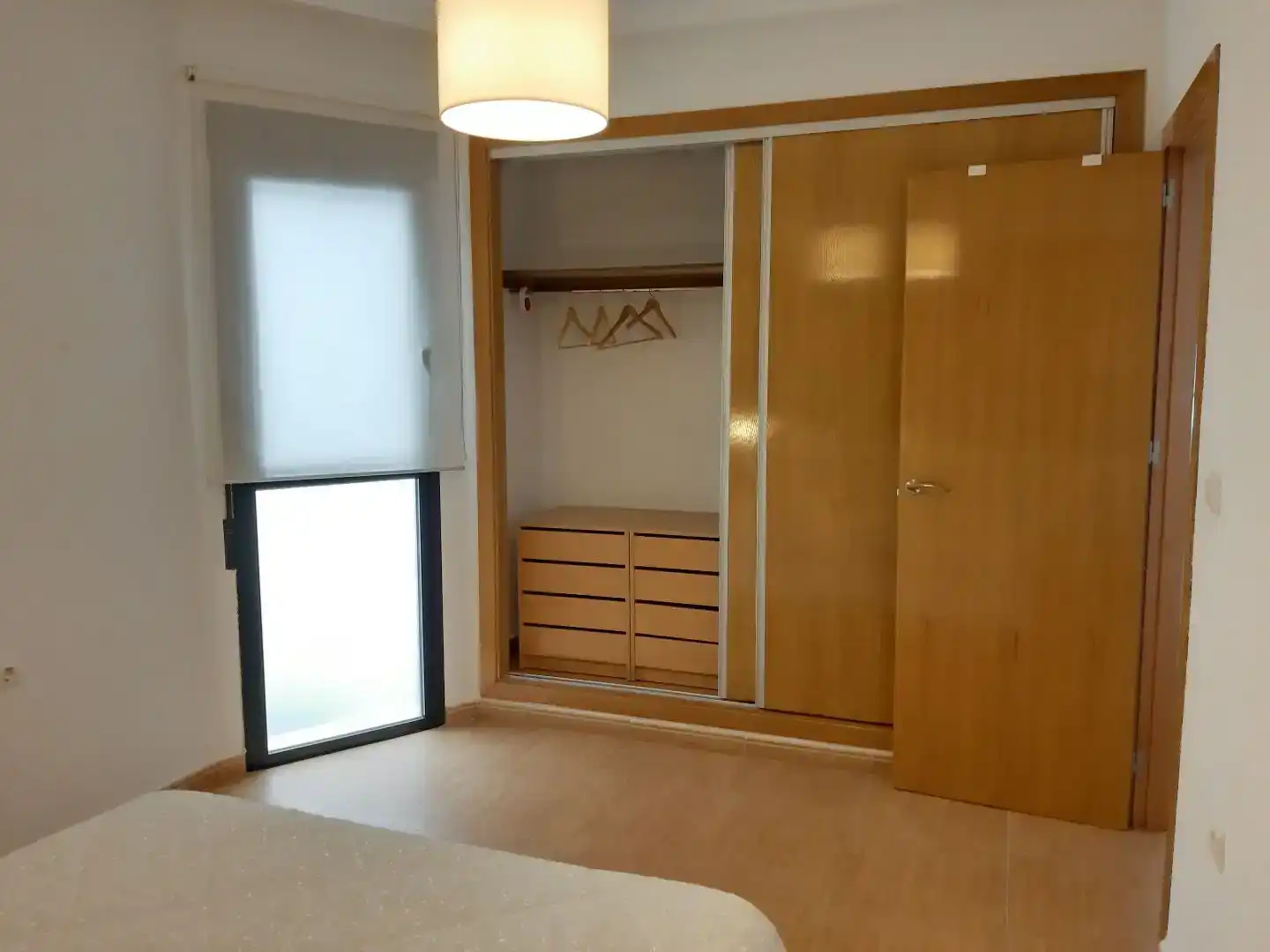Schlafzimmer von Wohnung zur Miete in Torrevieja mit Klimaanlage und Balkon